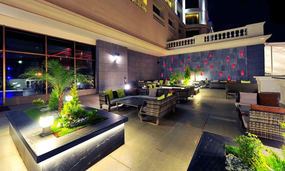 Radisson Blu Plaza Hotel Mysore Ngoại thất bức ảnh The Terrace