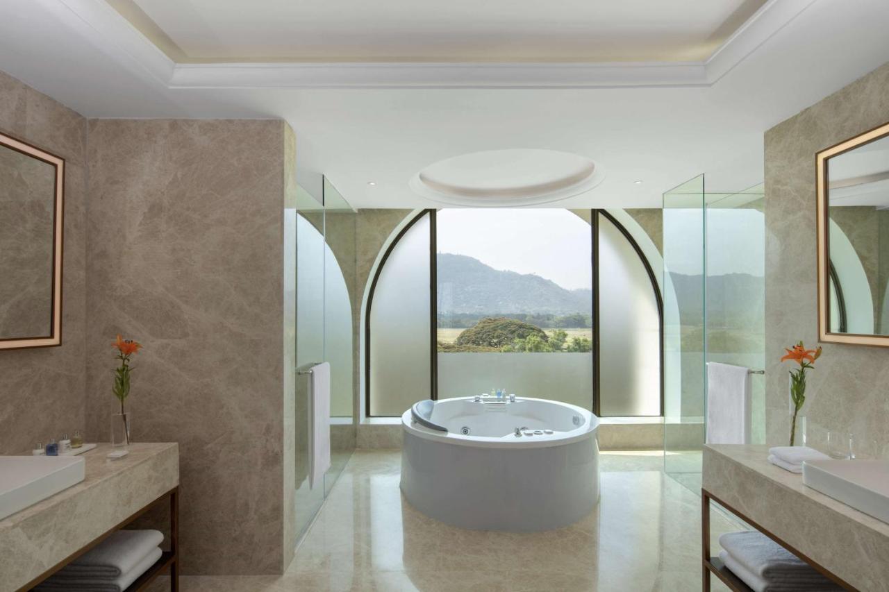 Radisson Blu Plaza Hotel Mysore Ngoại thất bức ảnh Bathroom