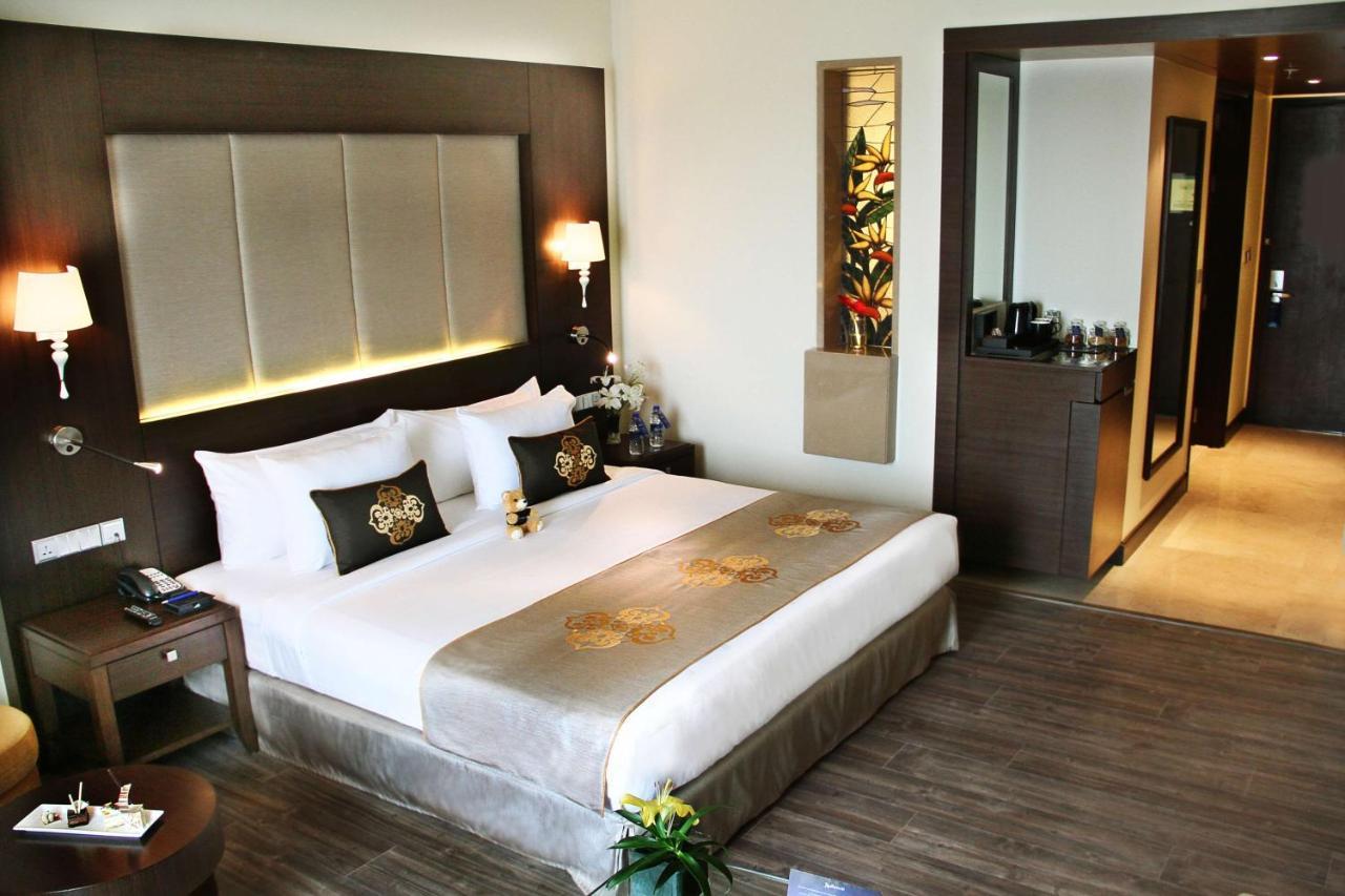 Radisson Blu Plaza Hotel Mysore Ngoại thất bức ảnh A room at the Taj Bengal