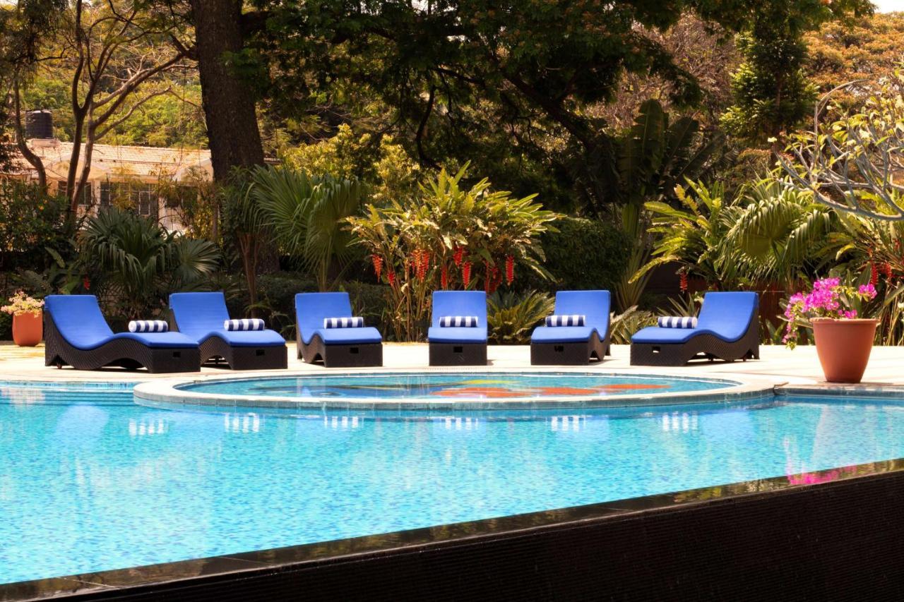 Radisson Blu Plaza Hotel Mysore Ngoại thất bức ảnh The pool at the Four Seasons Hotel