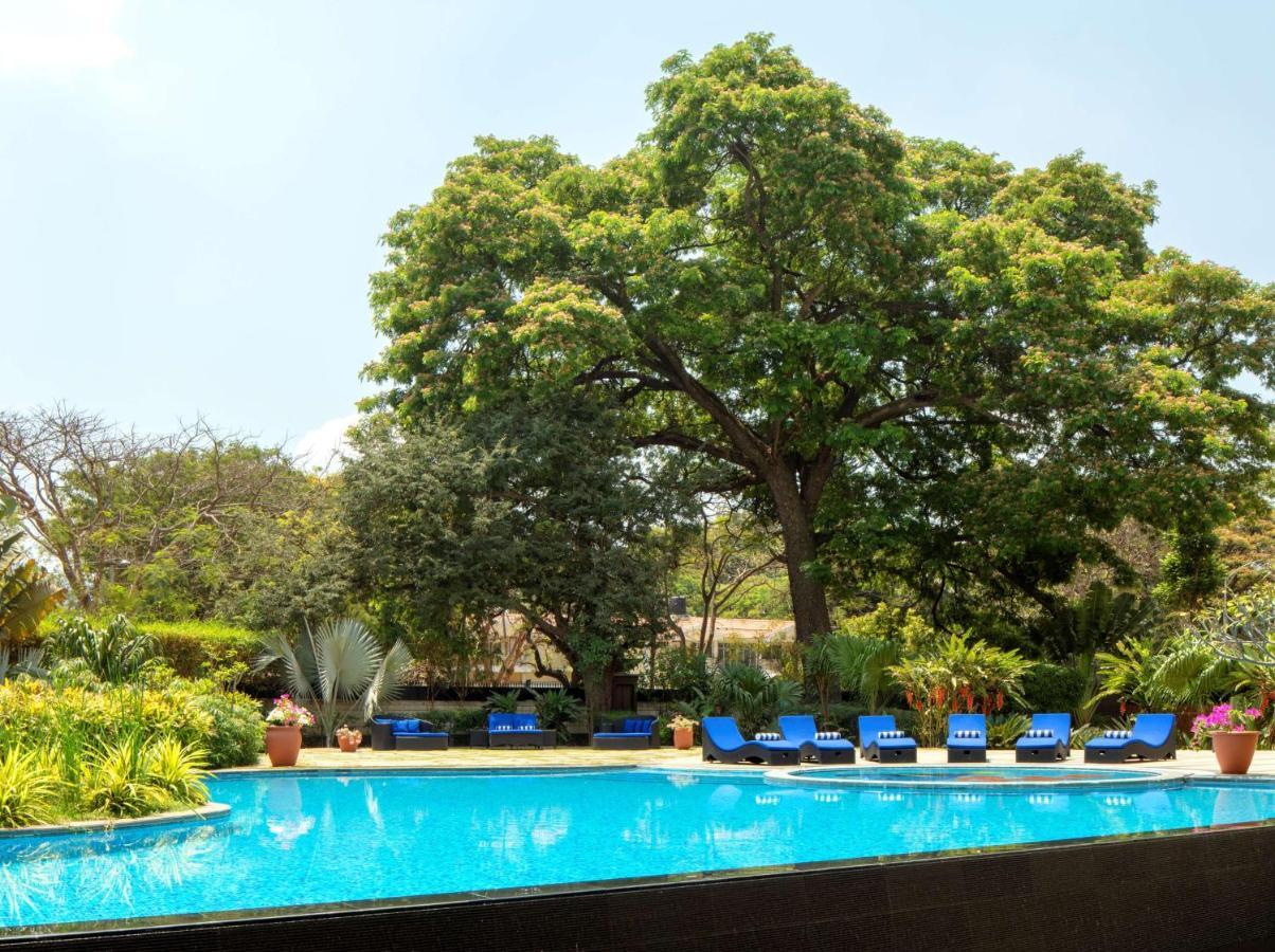 Radisson Blu Plaza Hotel Mysore Ngoại thất bức ảnh The swimming pool at the Victoria Falls Hotel
