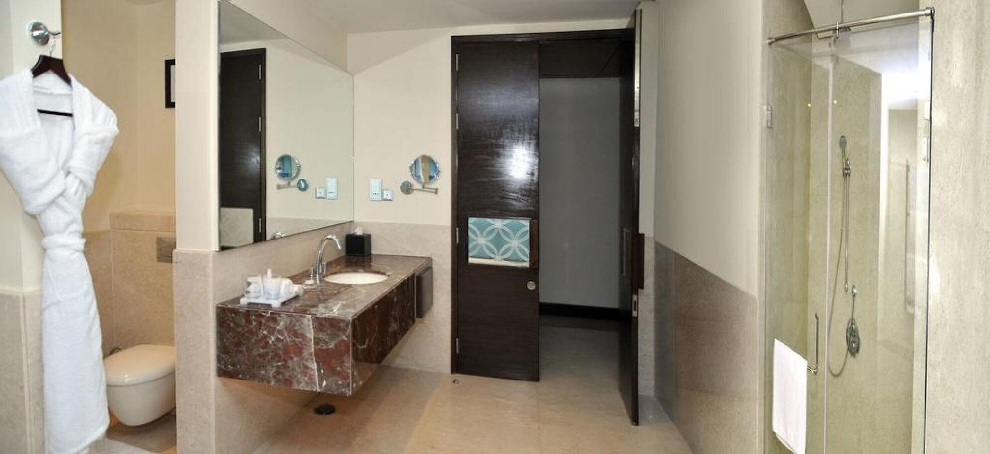 Radisson Blu Plaza Hotel Mysore Ngoại thất bức ảnh Bathroom in a hotel room