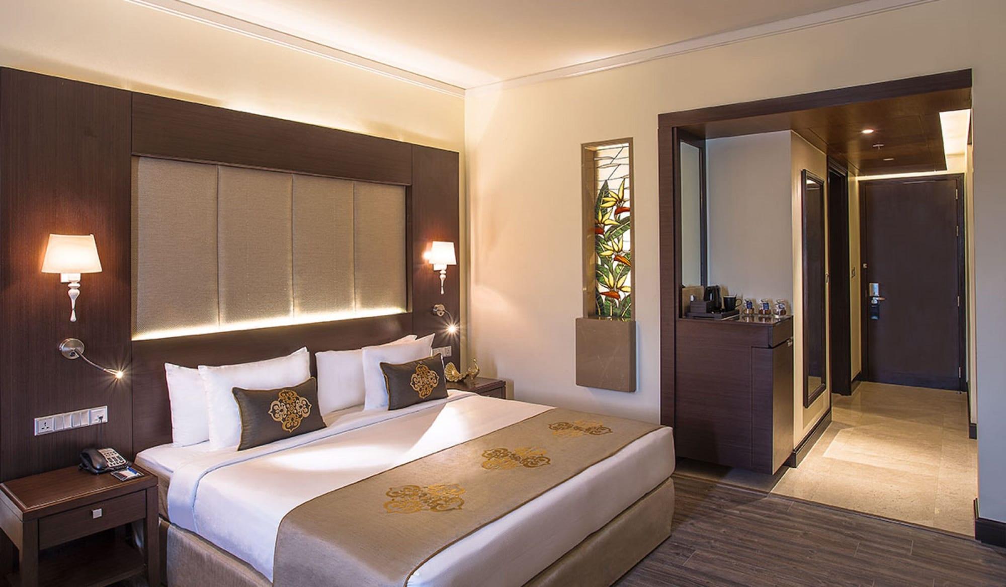 Radisson Blu Plaza Hotel Mysore Ngoại thất bức ảnh A room at the Taj Bengal