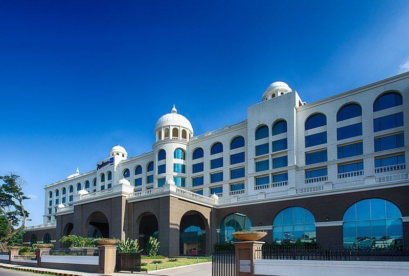 Radisson Blu Plaza Hotel Mysore Ngoại thất bức ảnh The hotel's main building