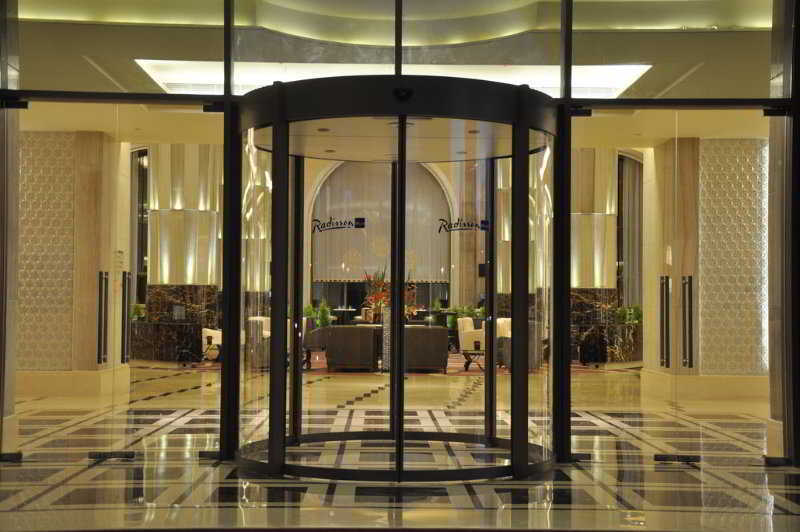 Radisson Blu Plaza Hotel Mysore Ngoại thất bức ảnh A revolving door in a hotel