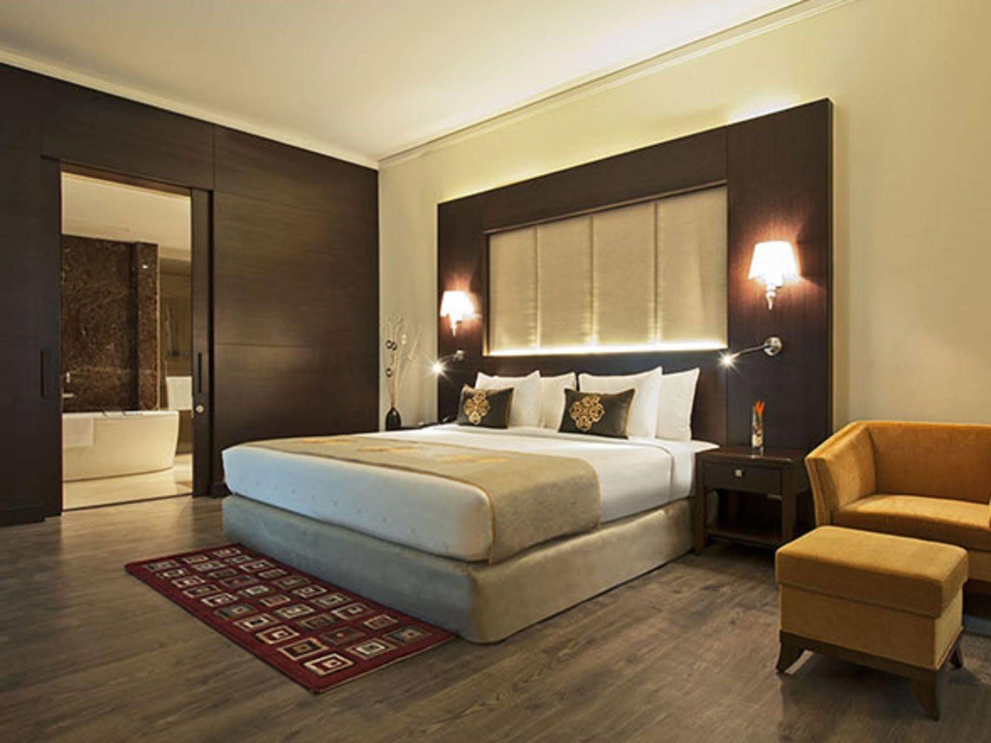 Radisson Blu Plaza Hotel Mysore Ngoại thất bức ảnh A bedroom at the Taj Mahal Palace, Mumbai