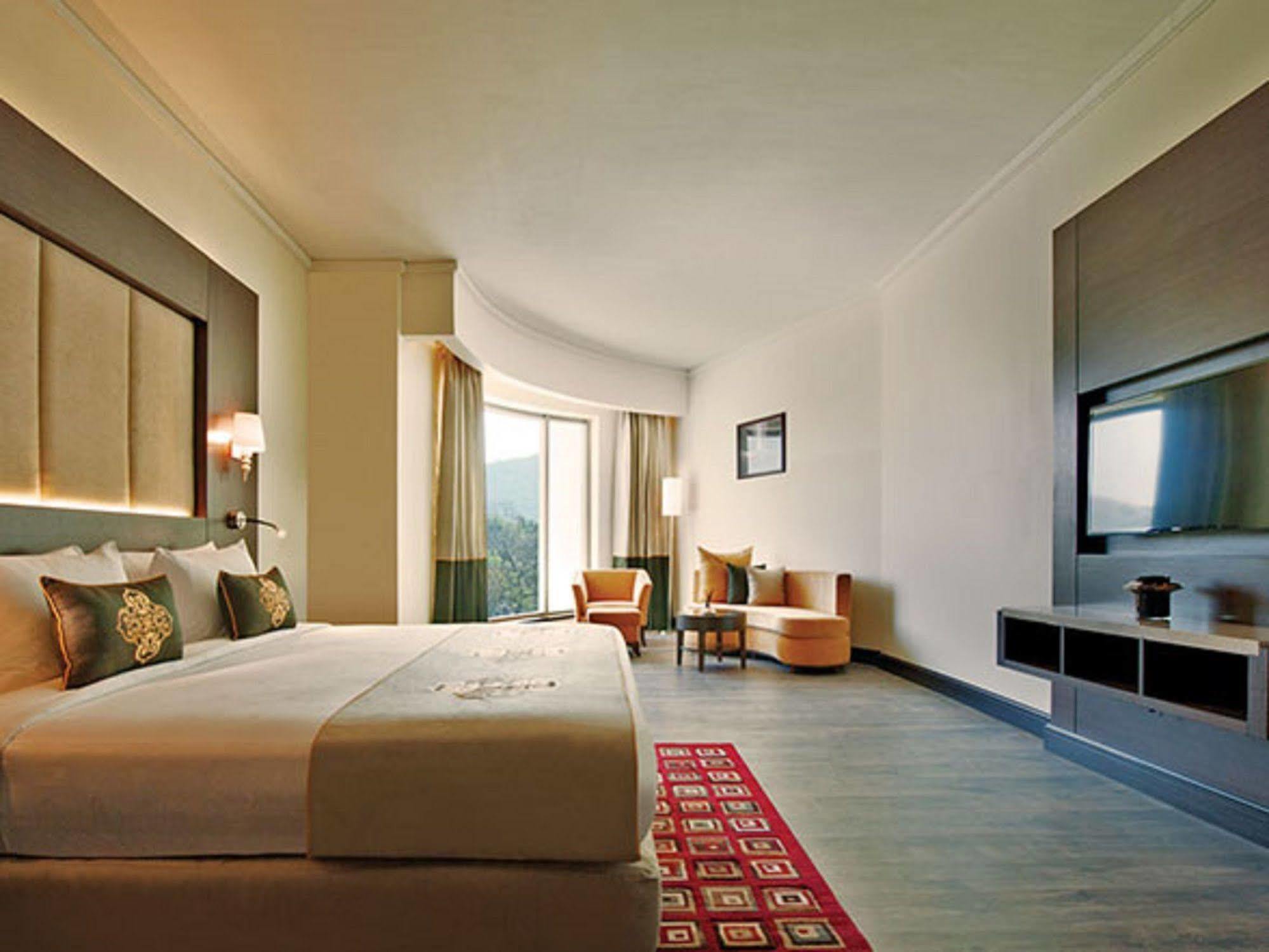 Radisson Blu Plaza Hotel Mysore Ngoại thất bức ảnh Deluxe Room