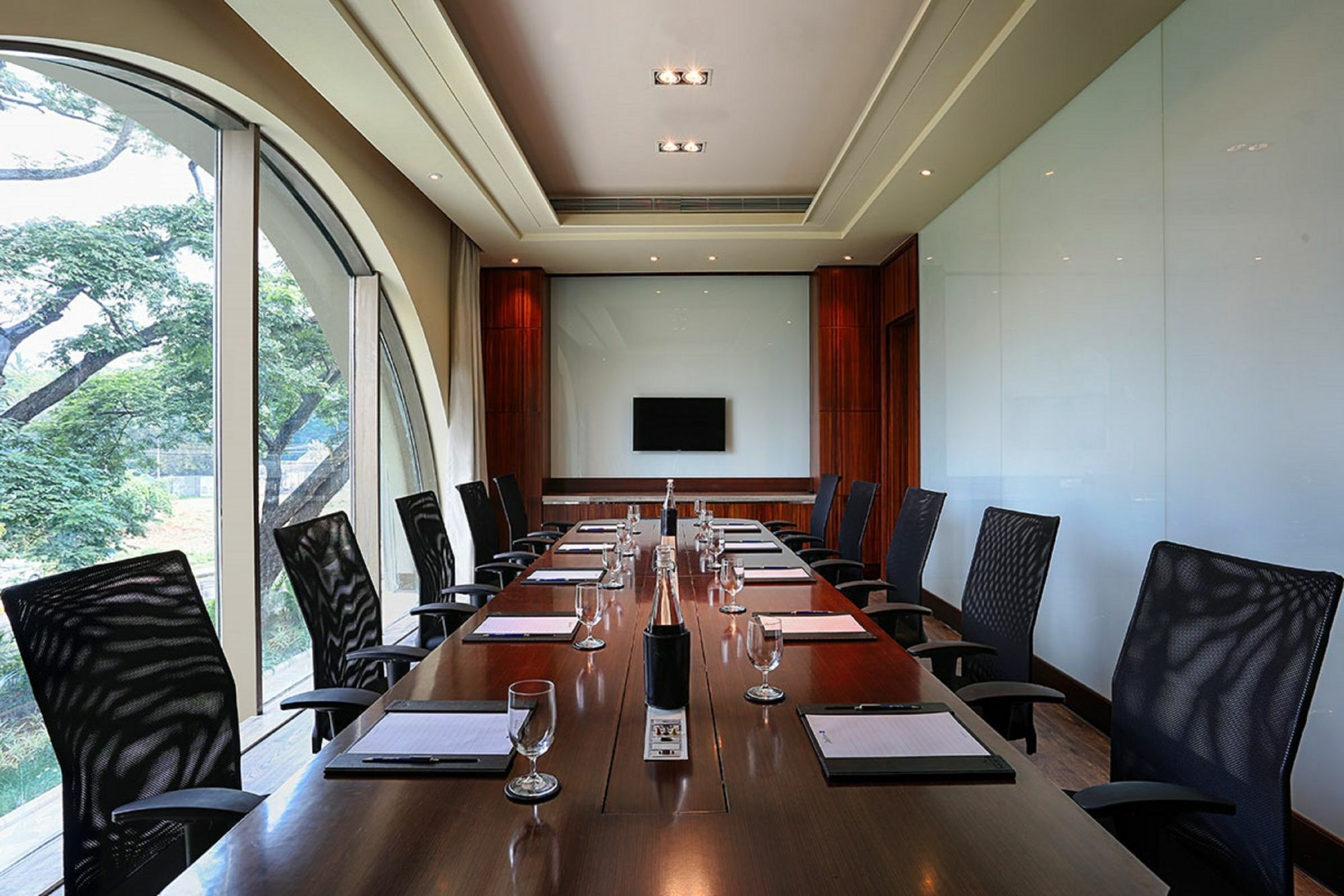 Radisson Blu Plaza Hotel Mysore Ngoại thất bức ảnh A boardroom at a hotel