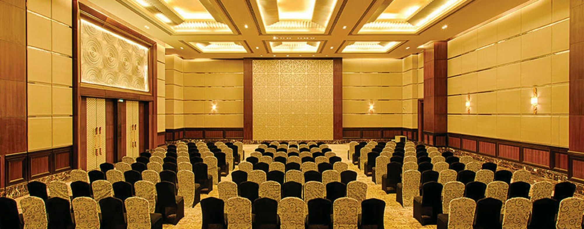Radisson Blu Plaza Hotel Mysore Ngoại thất bức ảnh The Grand Ballroom