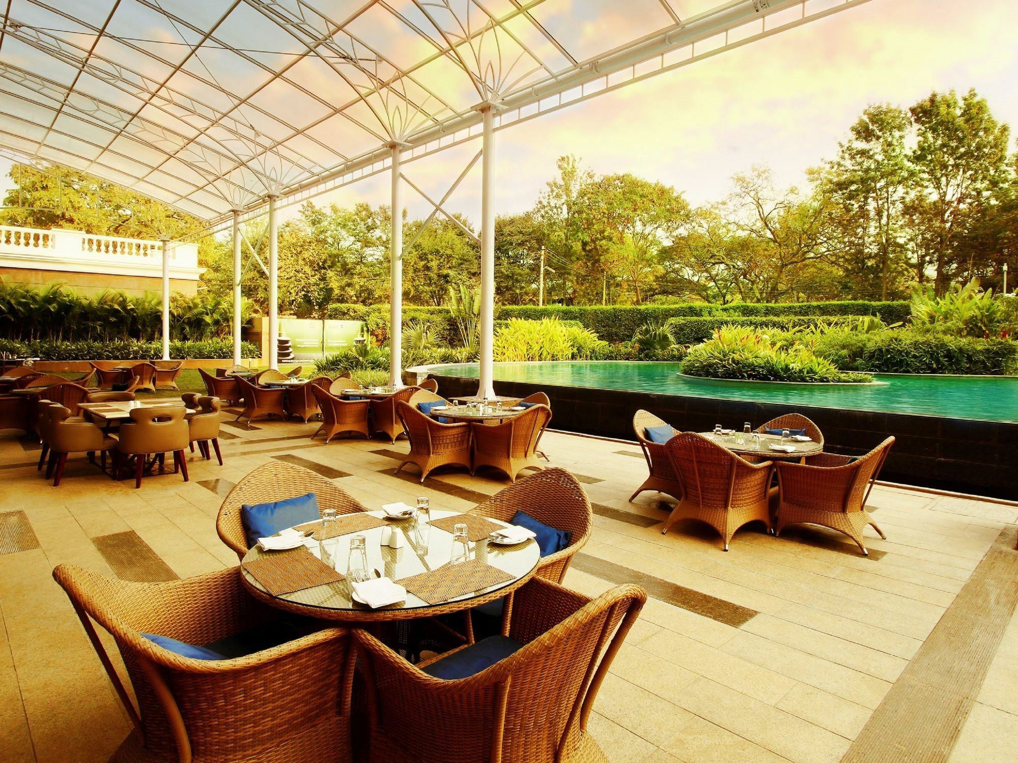 Radisson Blu Plaza Hotel Mysore Ngoại thất bức ảnh The Poolside Bar