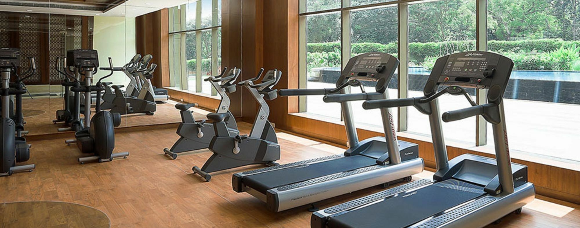 Radisson Blu Plaza Hotel Mysore Ngoại thất bức ảnh A treadmill