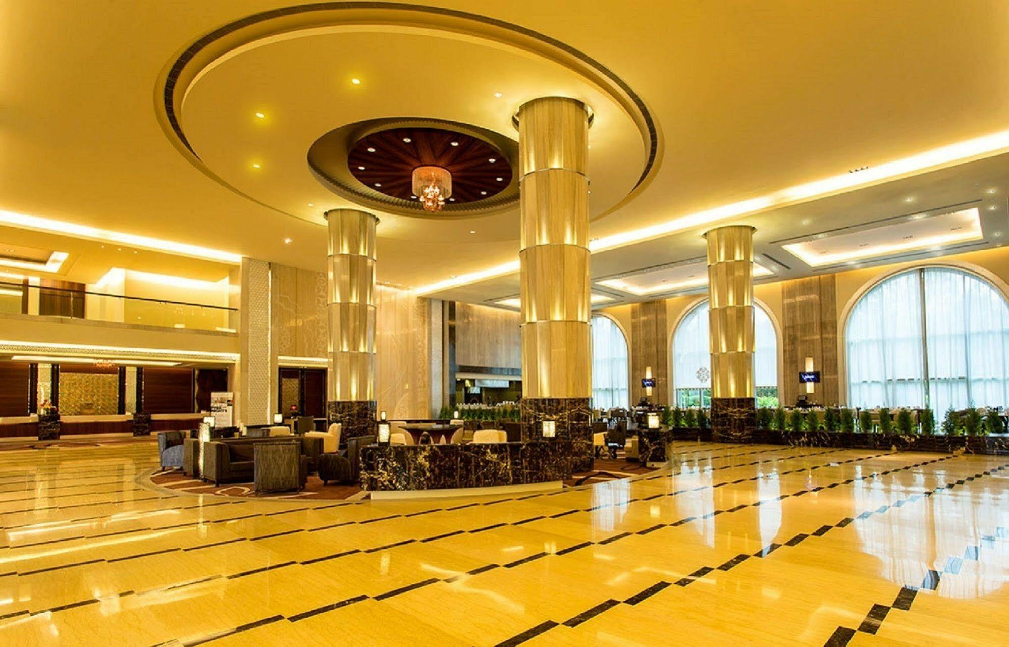 Radisson Blu Plaza Hotel Mysore Ngoại thất bức ảnh Lobby