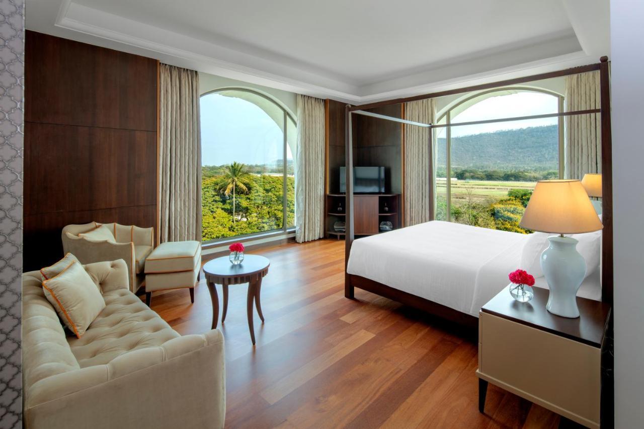 Radisson Blu Plaza Hotel Mysore Ngoại thất bức ảnh A suite at the hotel