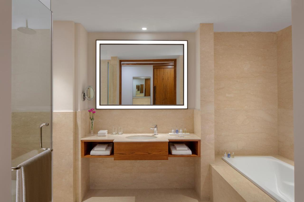 Radisson Blu Plaza Hotel Mysore Ngoại thất bức ảnh Bathroom mirror with LED lighting