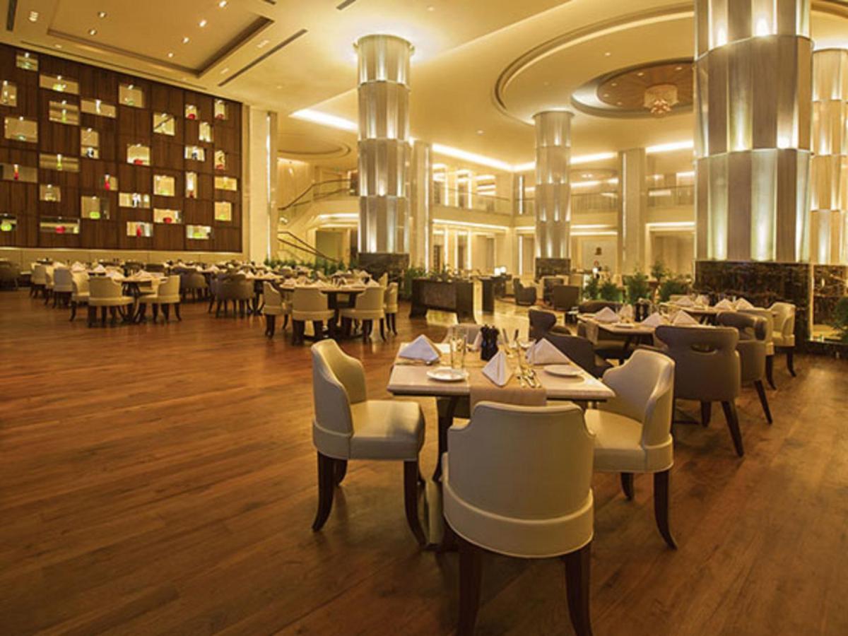 Radisson Blu Plaza Hotel Mysore Ngoại thất bức ảnh The restaurant