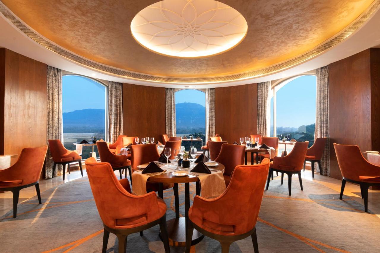 Radisson Blu Plaza Hotel Mysore Ngoại thất bức ảnh The Club Lounge at the Renaissance Hotel