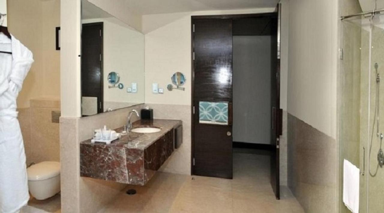 Radisson Blu Plaza Hotel Mysore Ngoại thất bức ảnh A bathroom in a hotel